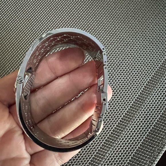 Authentic Gucci Twirl watch - Picture 6 of 9